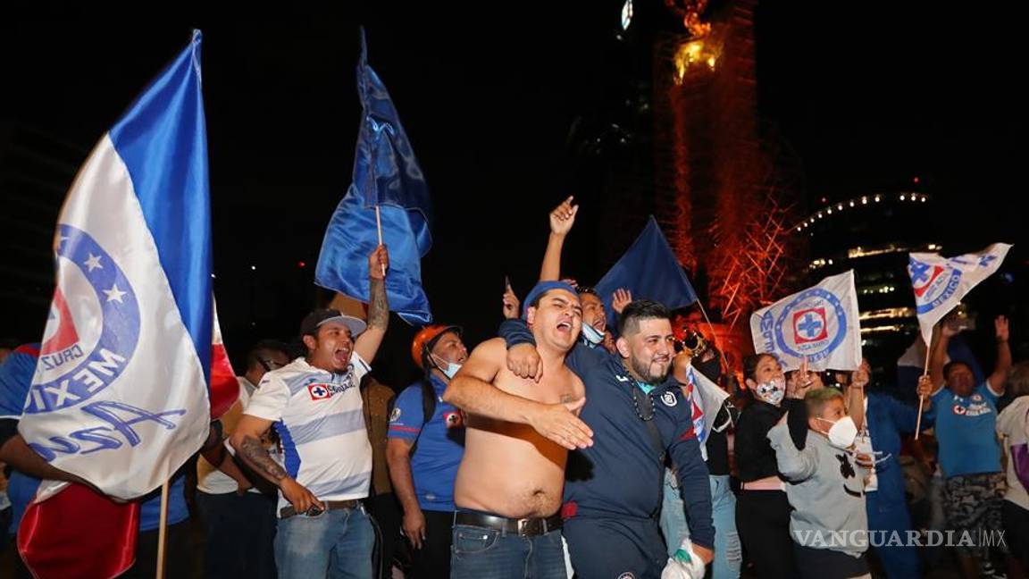$!Después de 23 años en silencio, así celebran aficionados al campeón Cruz Azul