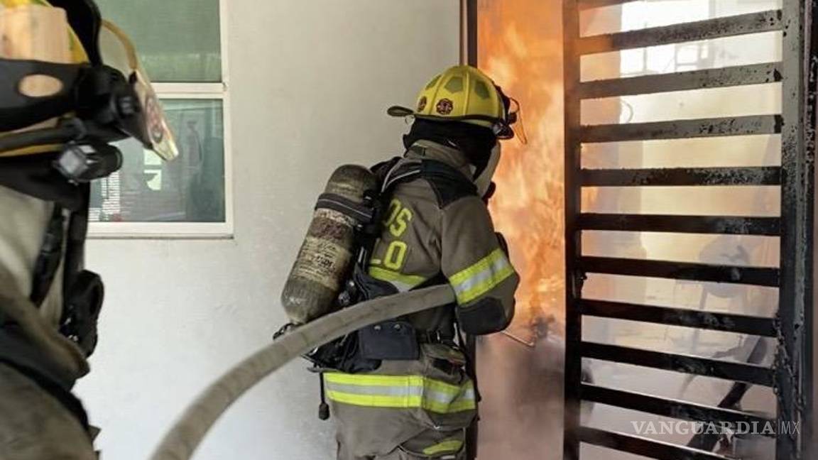 $!Los bomberos atendieron la emergencia en el hogar de Juan Ángel “N”, realizando labores de rescate tras el flamazo que le causó graves quemaduras.
