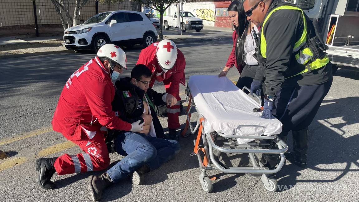 Auto no respeta alto y embiste a motociclista, en el centro de Saltillo