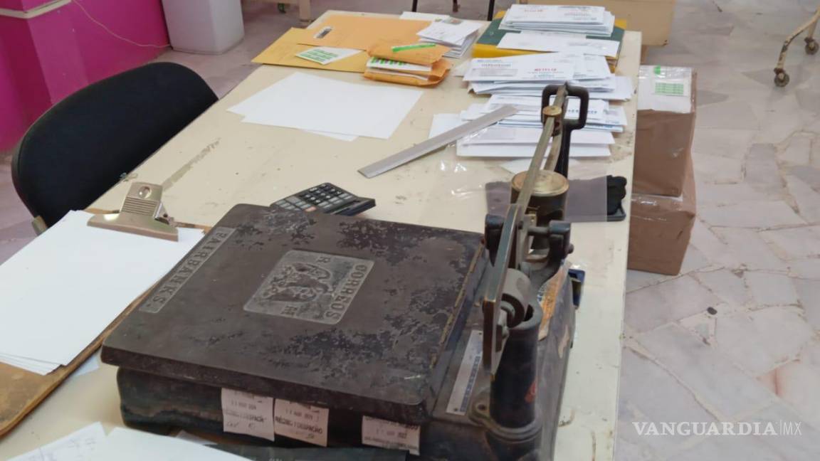 $!La falta de vehículos y el mobiliario deteriorado ha provocado retrasos en la entrega de correspondencia y malestar entre los usuarios.