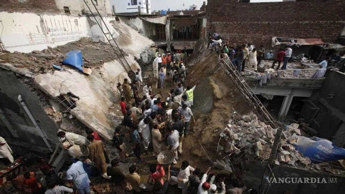 Derrumbe de edificio en Pakistán deja al menos 32 muertos