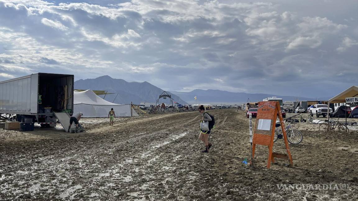 La ironía del Burning Man: Miles varados en el lodo de la utopía para hippies adinerados