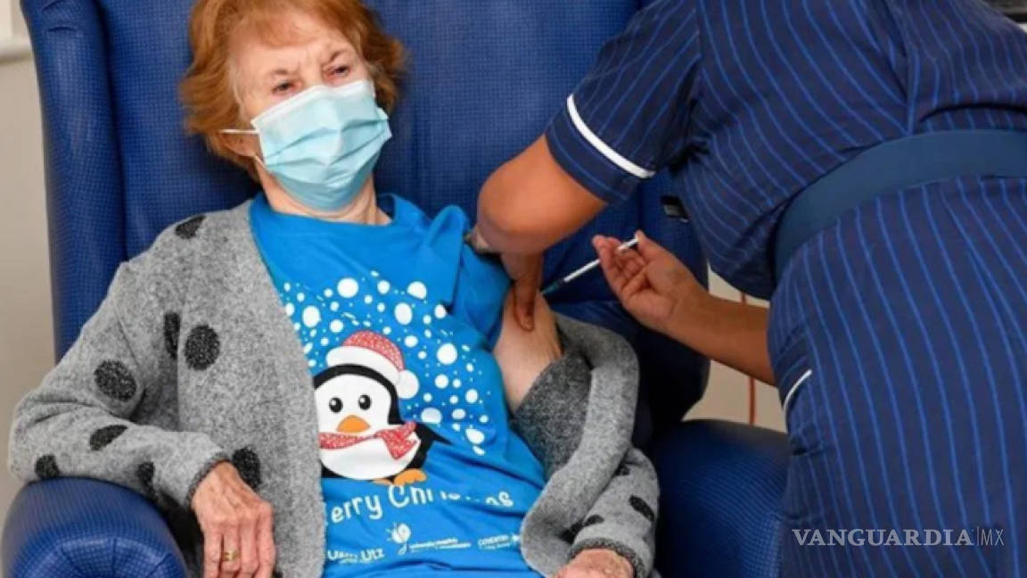 Una mujer de 90 años de Reino Unido, la primera del mundo en recibir la vacuna contra COVID-19 de Pfizer