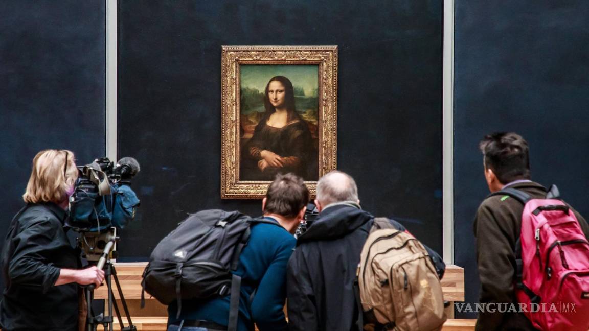 $!El cuadro La Gioconda (Mona Lisa) de Leonardo da Vinci en la nueva sala renovada del Museo del Louvre en París, Francia.