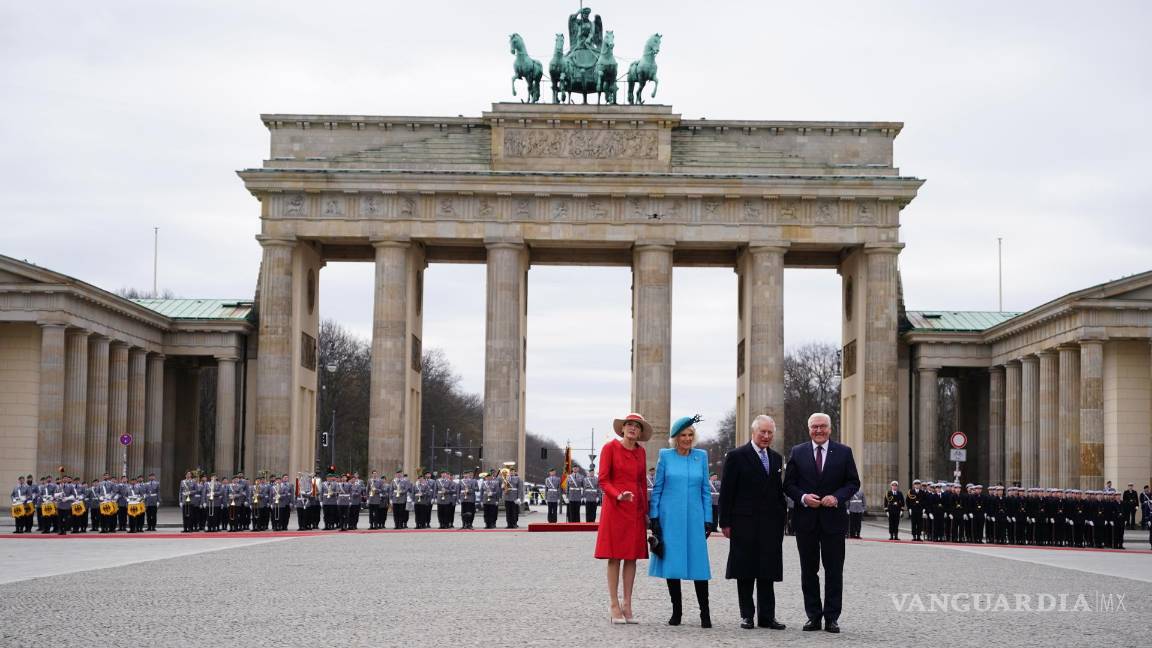 $!El rey Carlos III, Camilla, la reina consorte, el presidente de Alemania Frank-Walter Steinmeier con su esposa Elke Buedenbender en la Puerta de Brandenburgo.