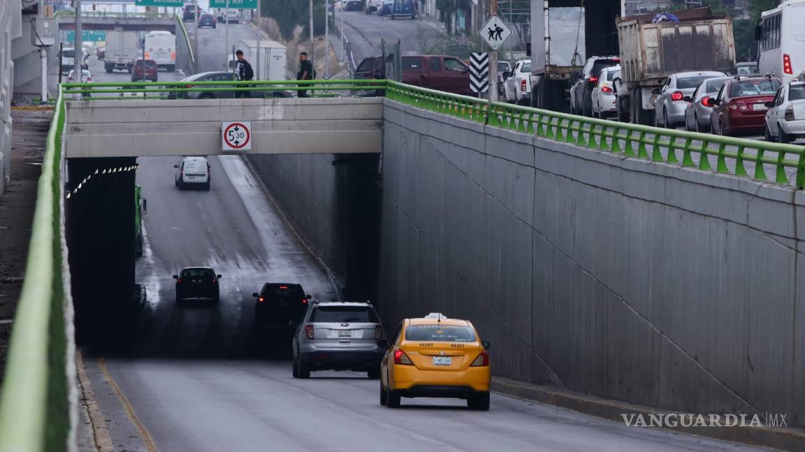 Deprimidos vehiculares de Saltillo continúan inundándose a pesar de poco tiempo de inaugurados