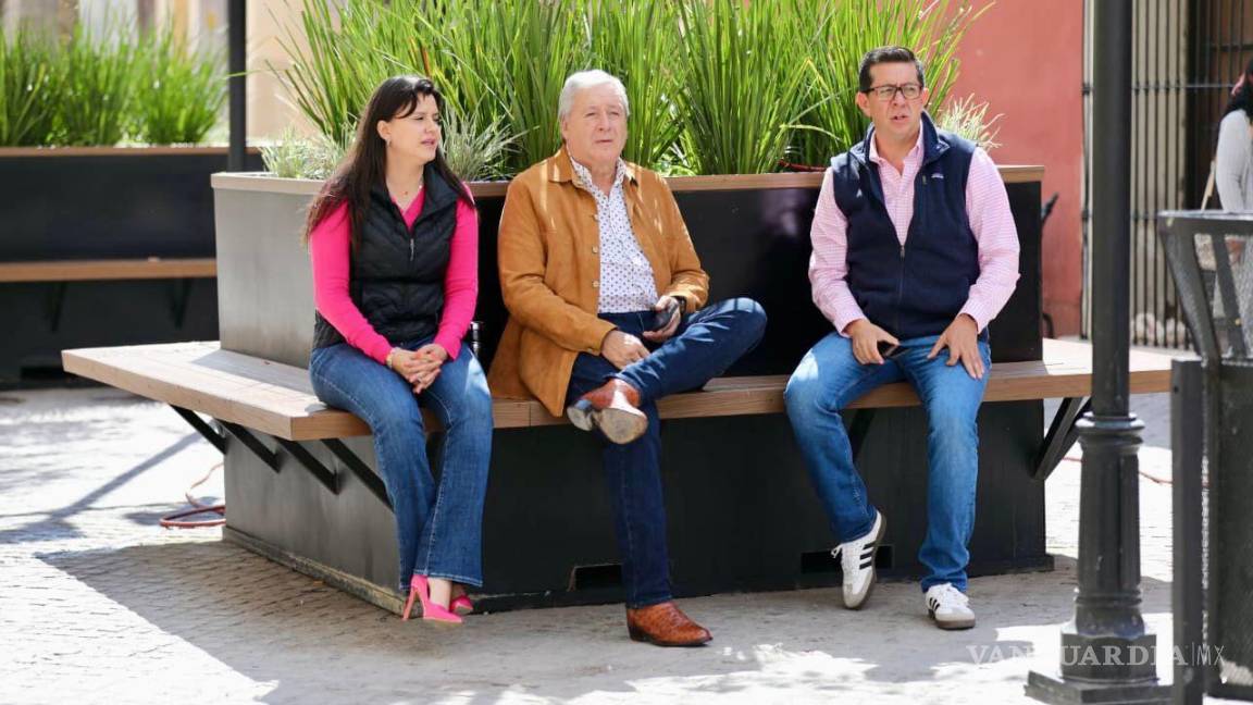 $!Paseantes disfrutan de las actividades culturales y la arquitectura renovada del Paseo Capital, una obra hecha para ser apropiada por la comunidad saltillense.