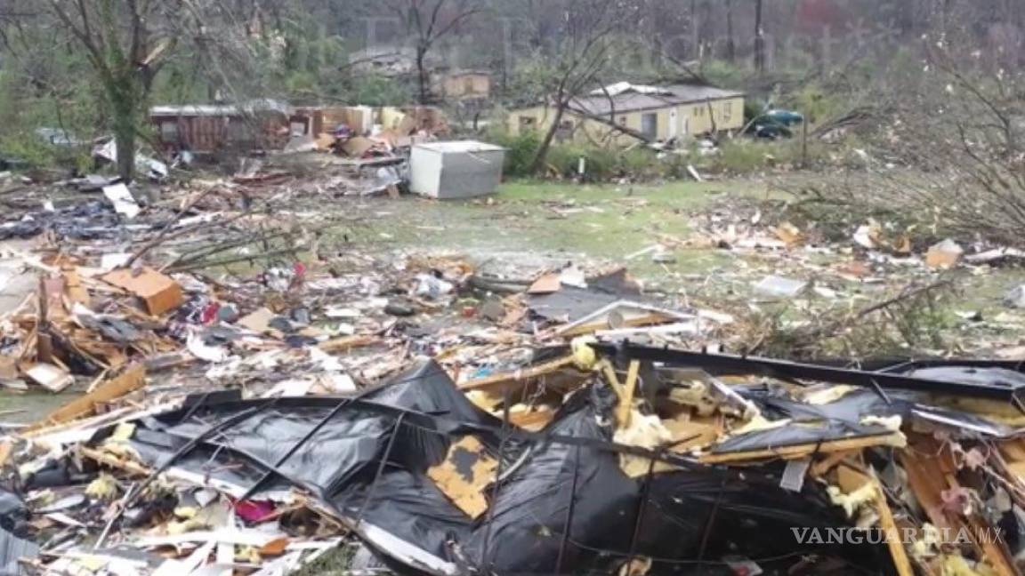 Catorce muertos deja el paso de un tornado en Alabama