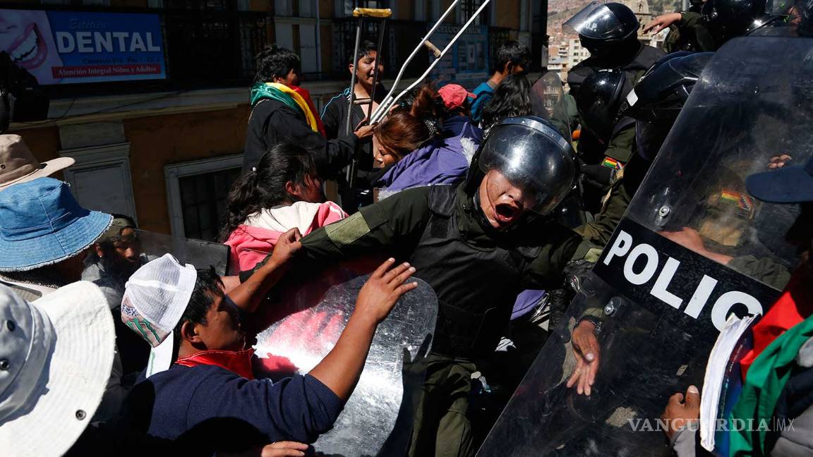 $!A chorros de agua, policía de Bolivia dispersa protesta de discapacitados
