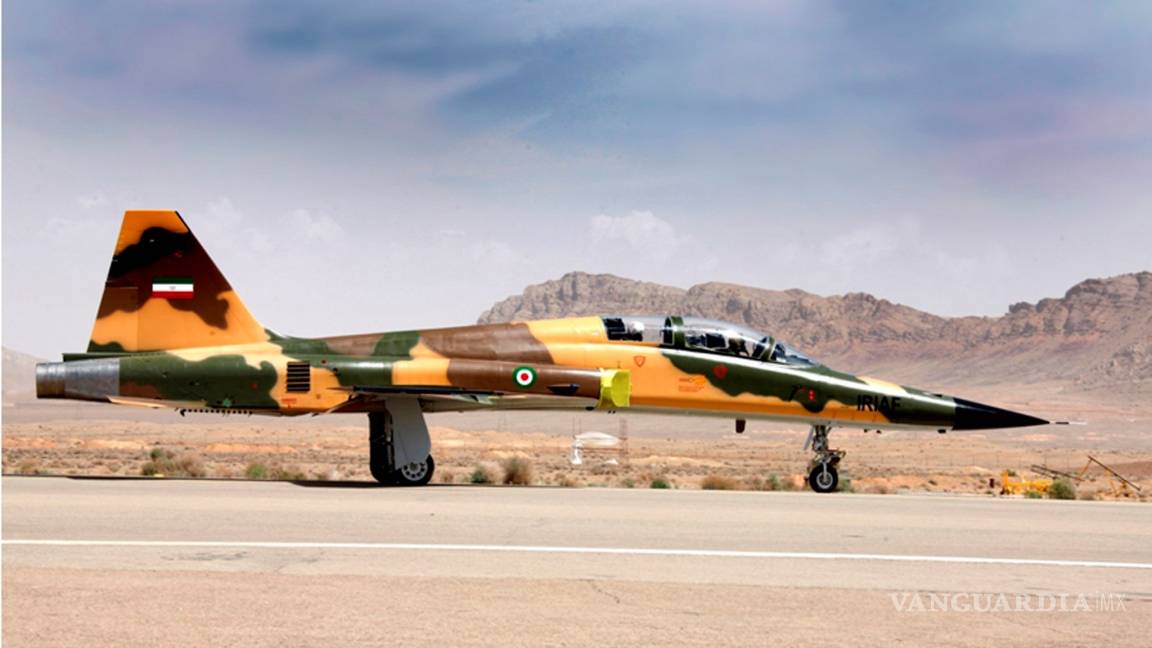 Irán presenta su primer avión de combate