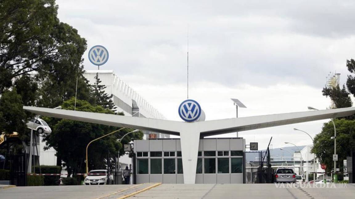 Dan positivo a COVID-19 al menos 100 empleados de Volkswagen en Puebla