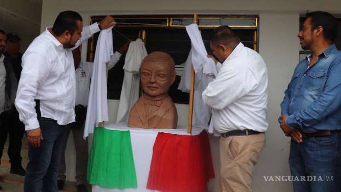 $!Desvelan busto de AMLO, del mismo escultor que la del 'Benito extraterrestre'