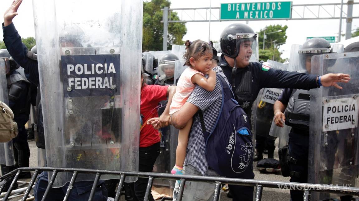 $!Caos y heridos, caravana migrante rompe cerco y cruza frontera con México (Fotogalería)