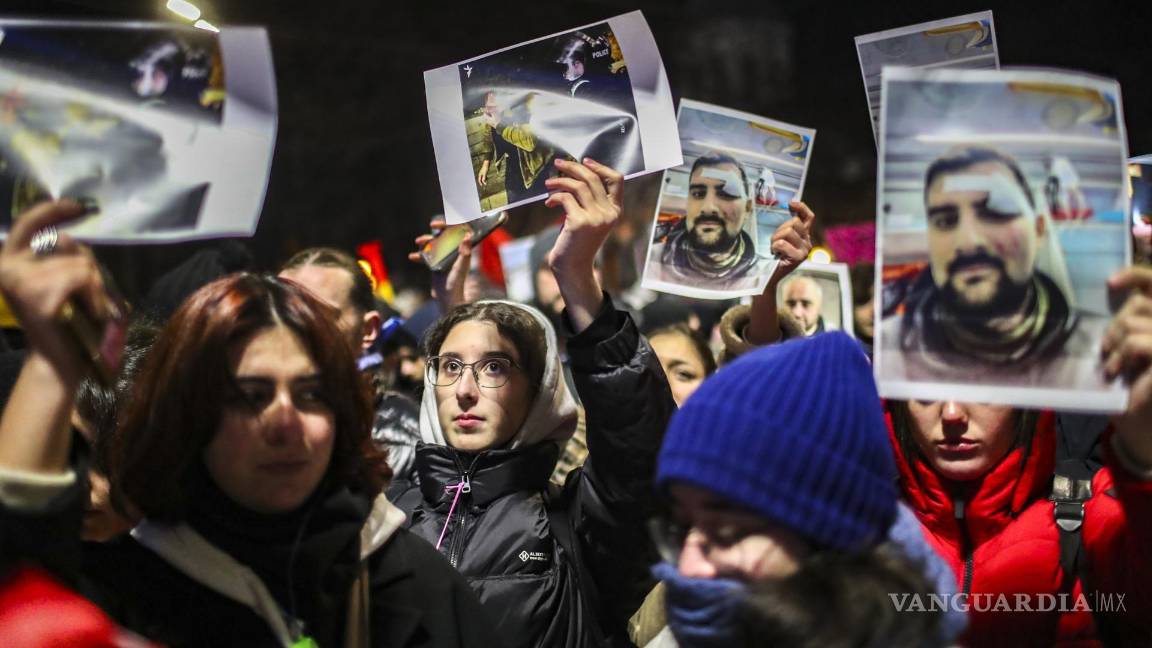 $!Partidarios de la oposición con retratos de personas heridas en las protestas después de que Mikheil Kavelashvili fuera elegido presidente de Georgia.