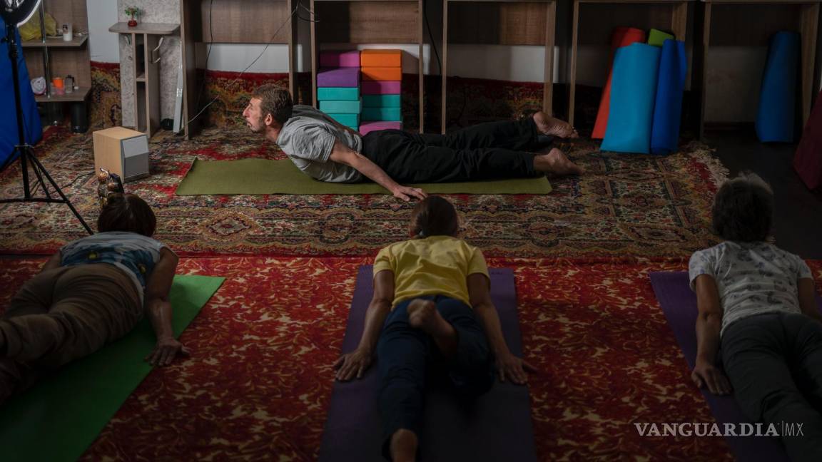 $!“La paz, la tranquilidad y el equilibrio se sienten en el corazón”, expresa Serhii Zaloznyi (c).