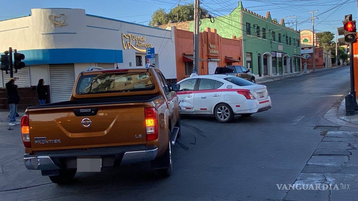 Taxista confunde el semáforo y choca, en la Zona Centro de Saltillo