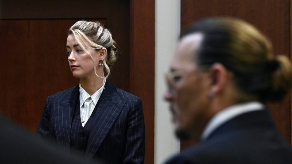 $!La actriz Amber Heard y el actor Jonny Depp ven al jurado llegar al Tribunal de Circuito del Condado de Fairfax en Fairfax, Virginia.