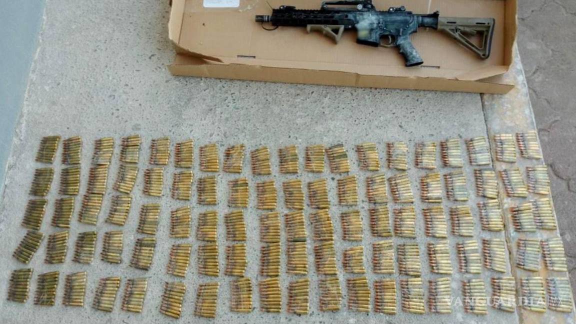 $!Armas largas, cargadores y cartuchos asegurados durante el operativo en la colonia Emiliano Zapata, Castaños.