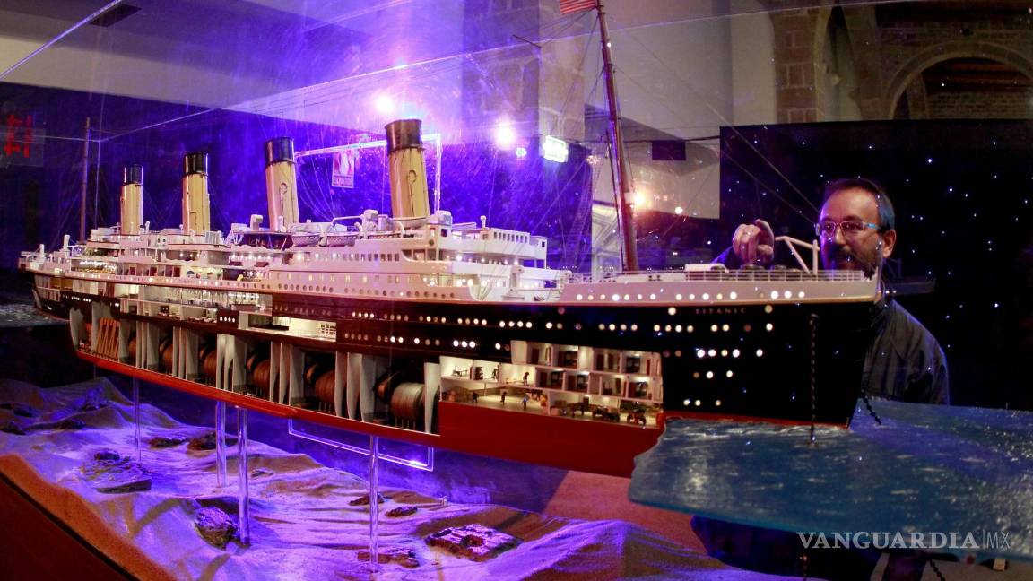 $!Un visitante observa una maqueta del Titanic en el Museo Marítimo de Barcelona. El Titanic sigue causando en muchos una magnética fascinación.