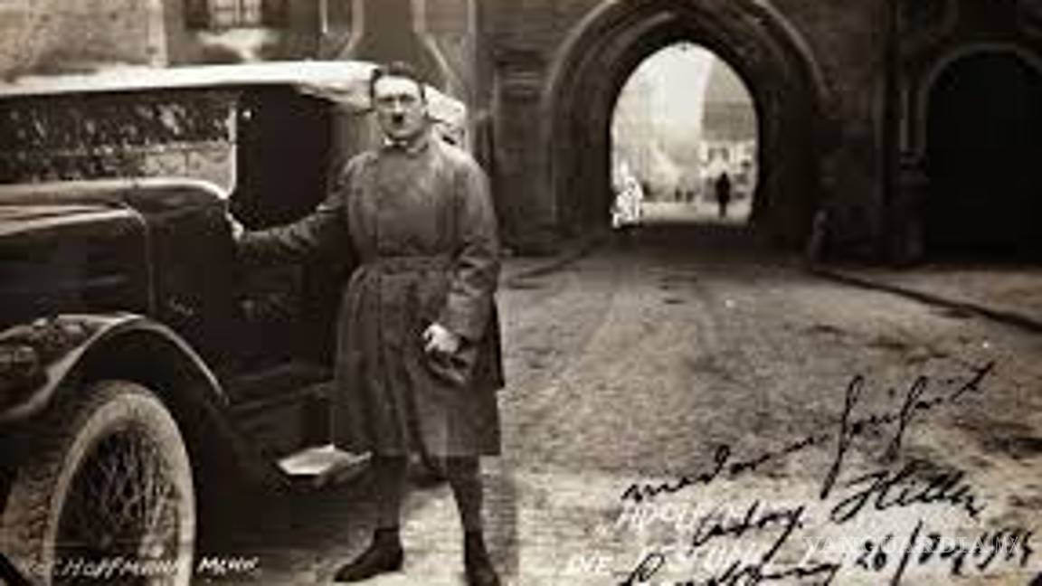 $!Subastan foto de Adolf Hitler abrazando a niña judía