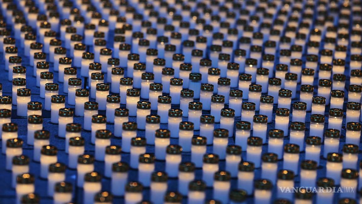 $!Velas colocadas en el suelo formando un mar de luces para niños en Ucrania en la plaza Saint Stephens en Viena, Austria, el 22 de febrero de 2024.