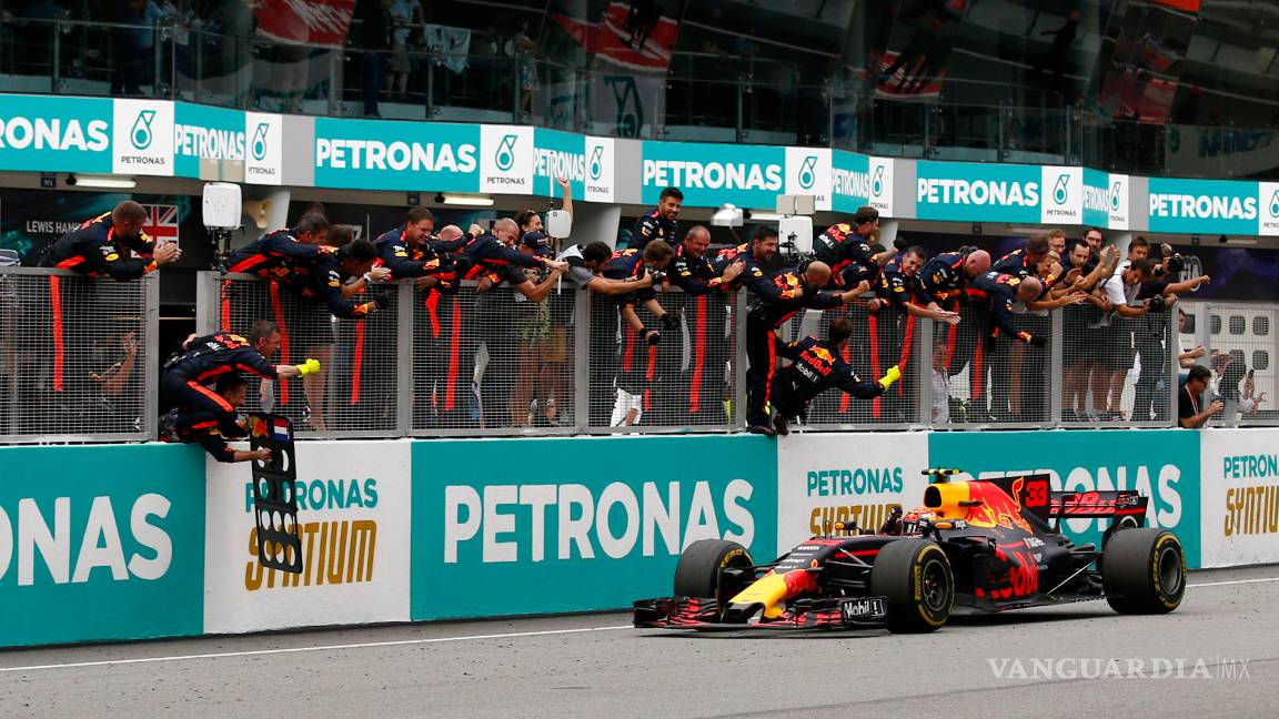 $!Verstappen, de Red Bull, celebra su cumpleaños ganando el GP en Malasia