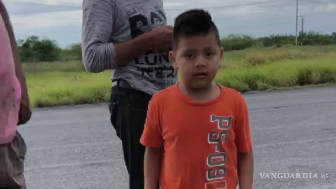 Niño prefiere comprar naranjas que cometer rapiña de camión volcado en Tamaulipas