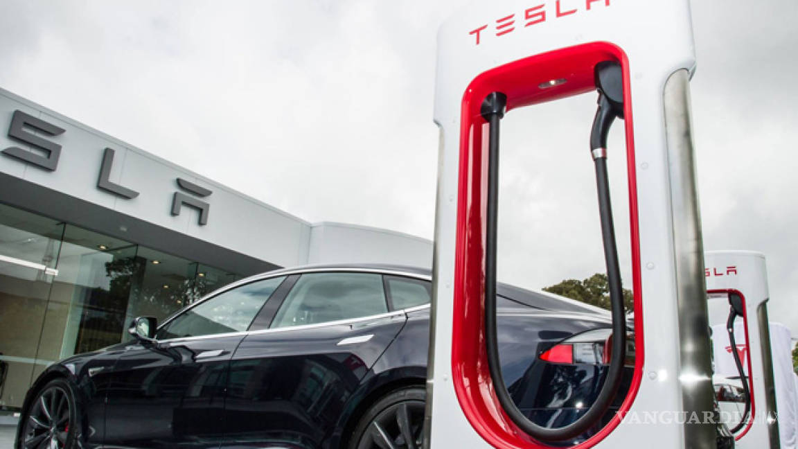 Tesla rectifica y reduce el aumento de precios de su 'supercarga'