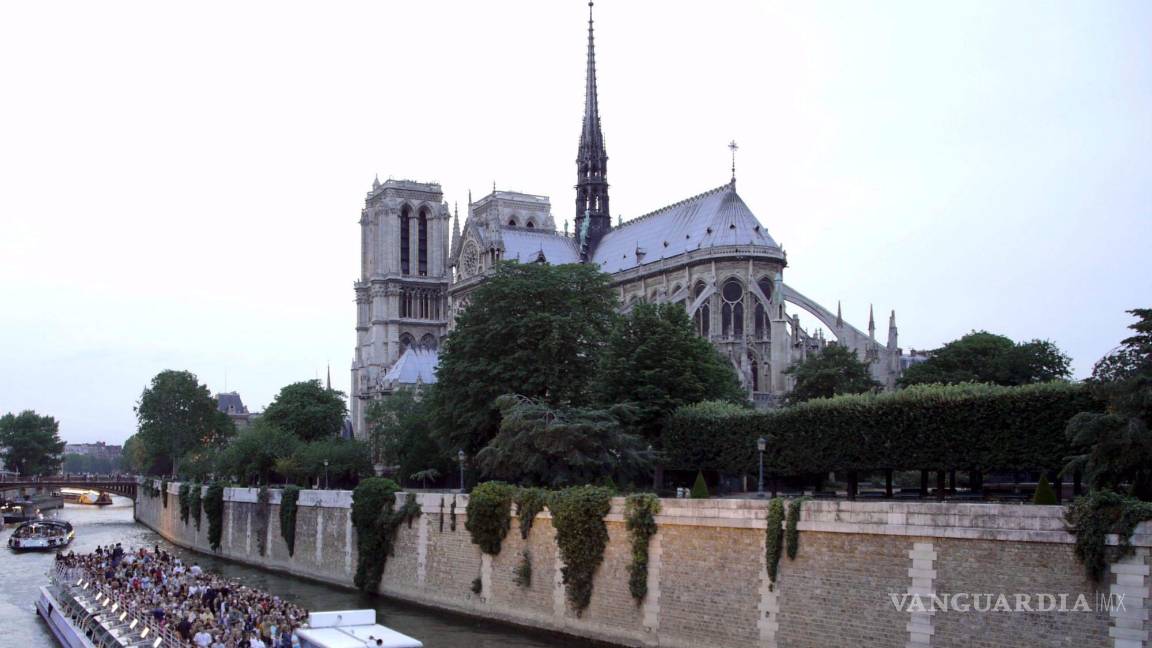 $!Foto de archivo. 30 de junio del 2007, antes del incendio de la catedral de Notre Dame, en París, Francia.