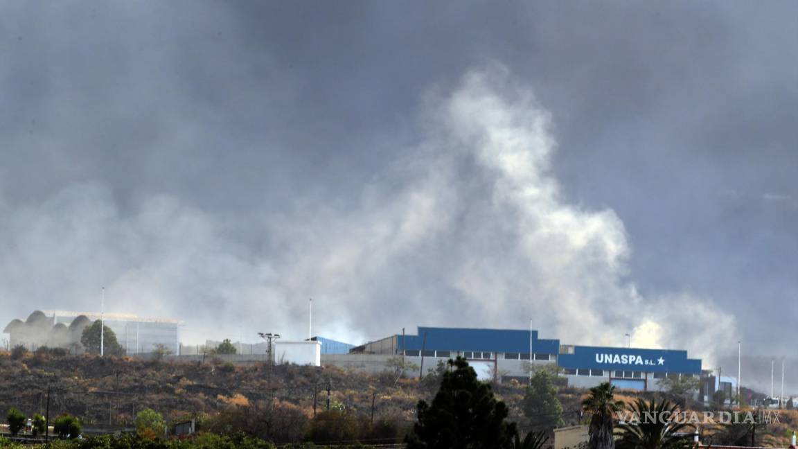 Casi 3 mil personas están confinadas en la isla canaria de La Palma por emisión de gases tóxicos