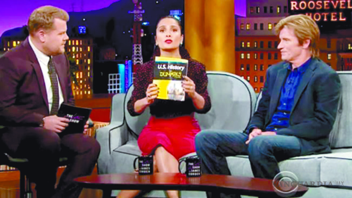 Salma Hayek recomienda libro a Donald Trump