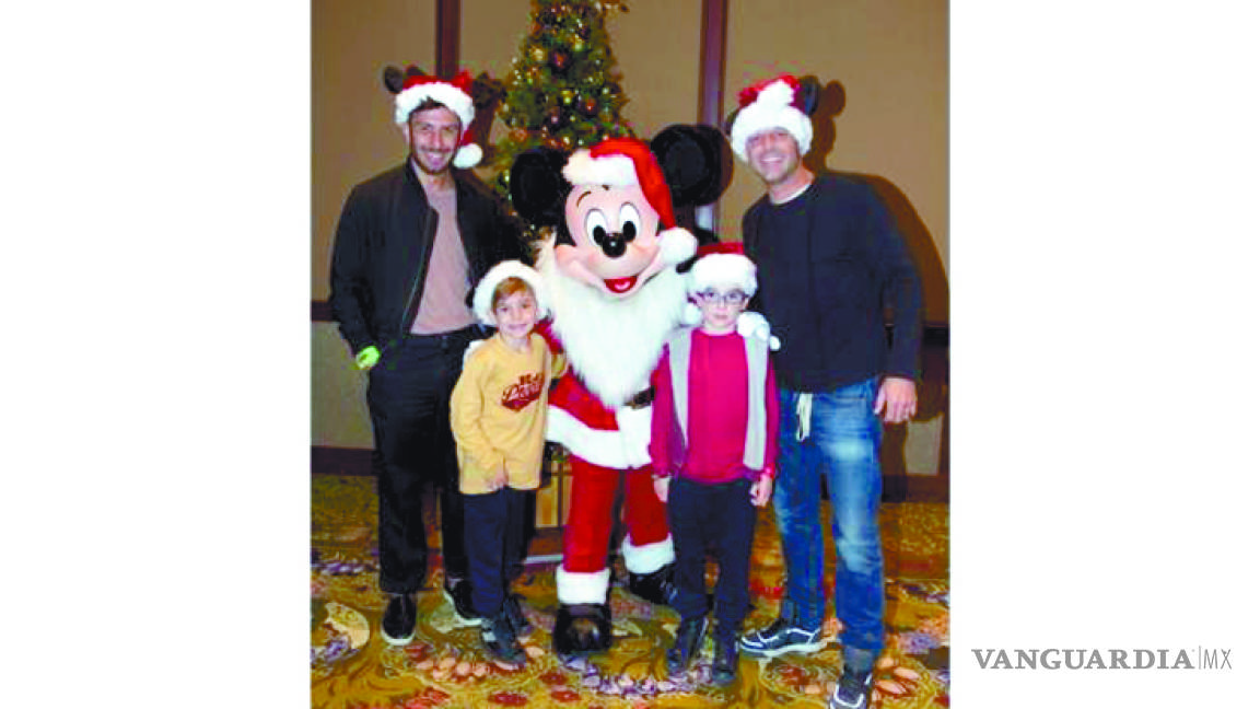 Ricky Martin visita Disneyland con toda la familia