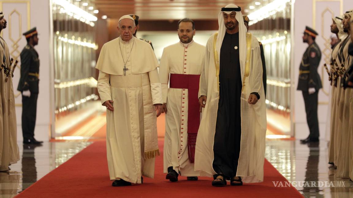 Llega papa Francisco a los Emiratos Árabes