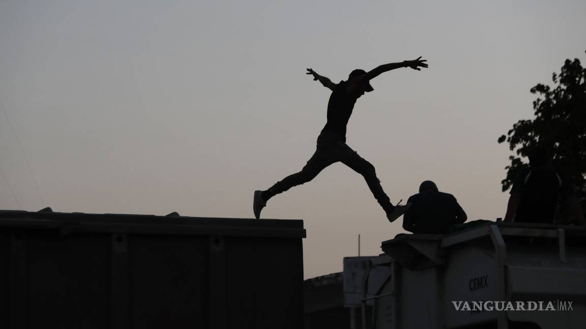 $!Cientos de migrantes montan a "La Bestia" en México para llegar a EU