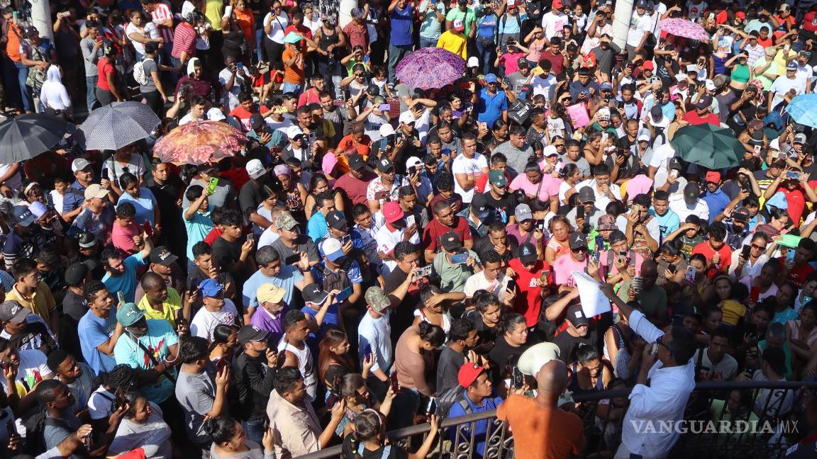 $!Migrantes reciben instrucciones de autoridades migratorias mexicanas, para recibir amparos en la ciudad de Tapachula, en Chiapas (México).