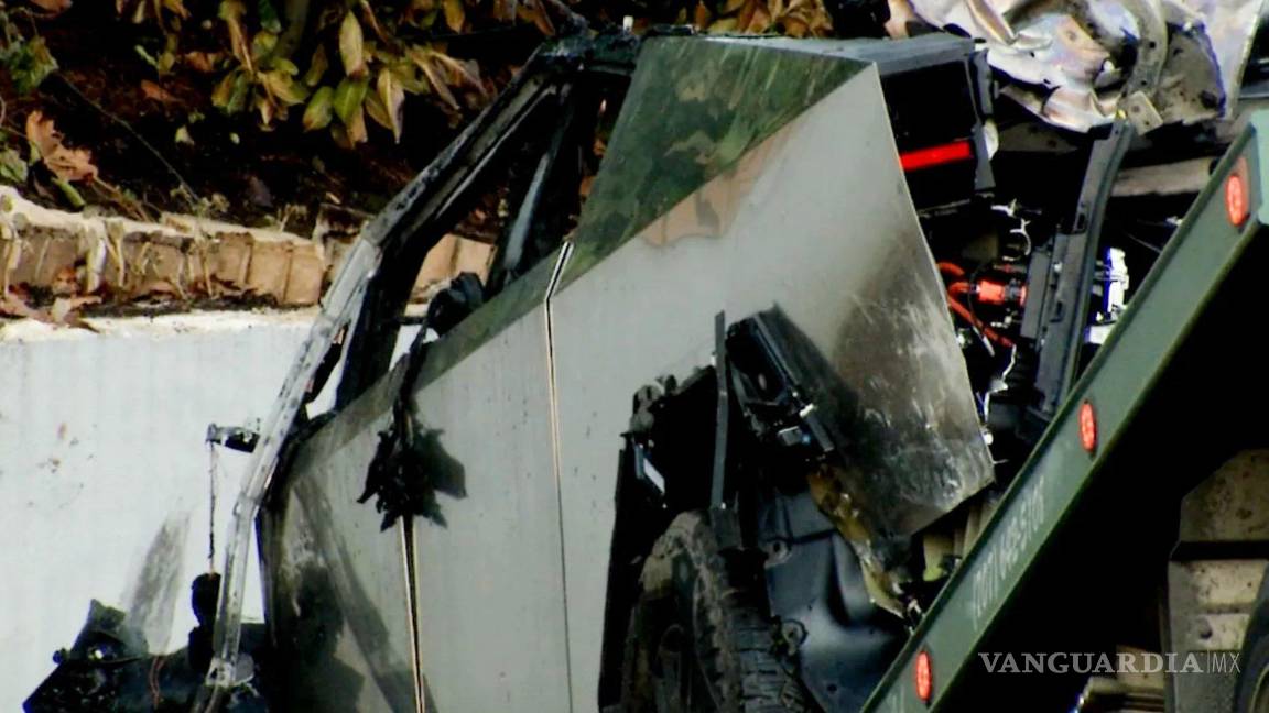 $!Cybertruck choca y se quema, tres mueren, en California