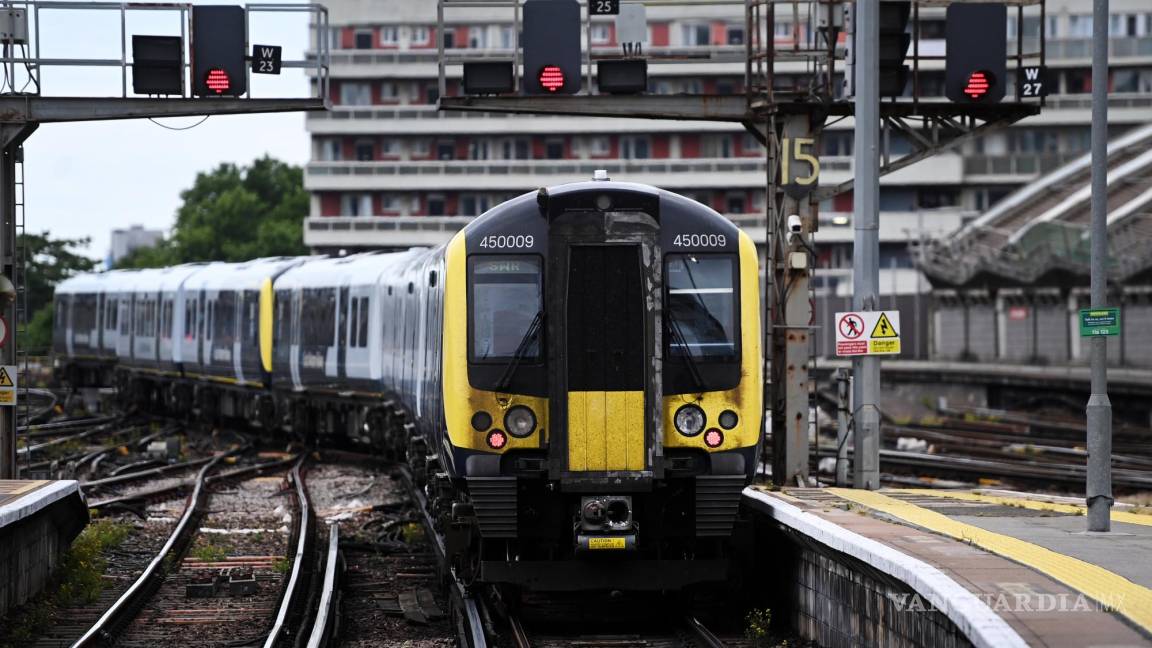 Huelga de trenes, la más grande en décadas, deja a pasajeros varados en Gran Bretaña