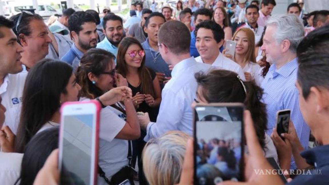 Entre gritos de &quot;¡Anaya!&quot; y &quot;¡Canalla!&quot; llega el candidato a Cancún
