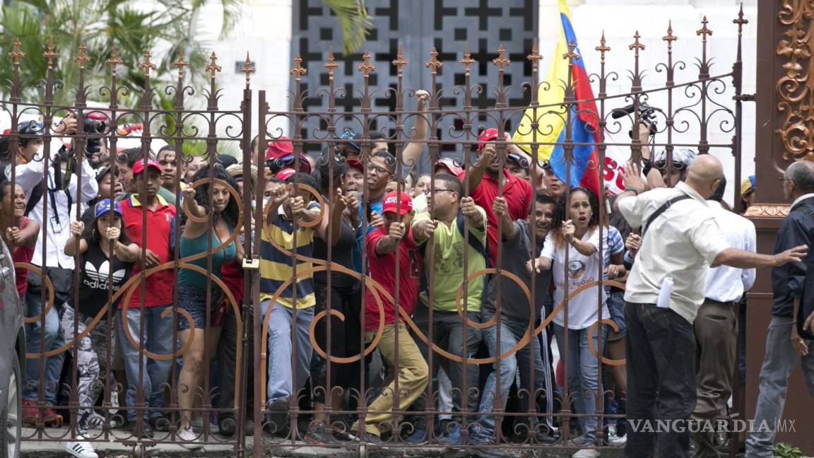 Chavistas asaltan el Parlamento de Venezuela
