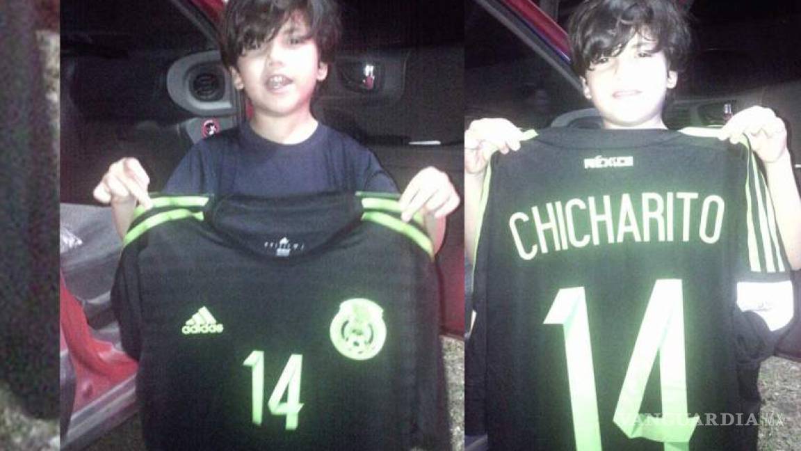 Gesto de humildad, 'Chicharito' regala su playera a pequeñin hondureño