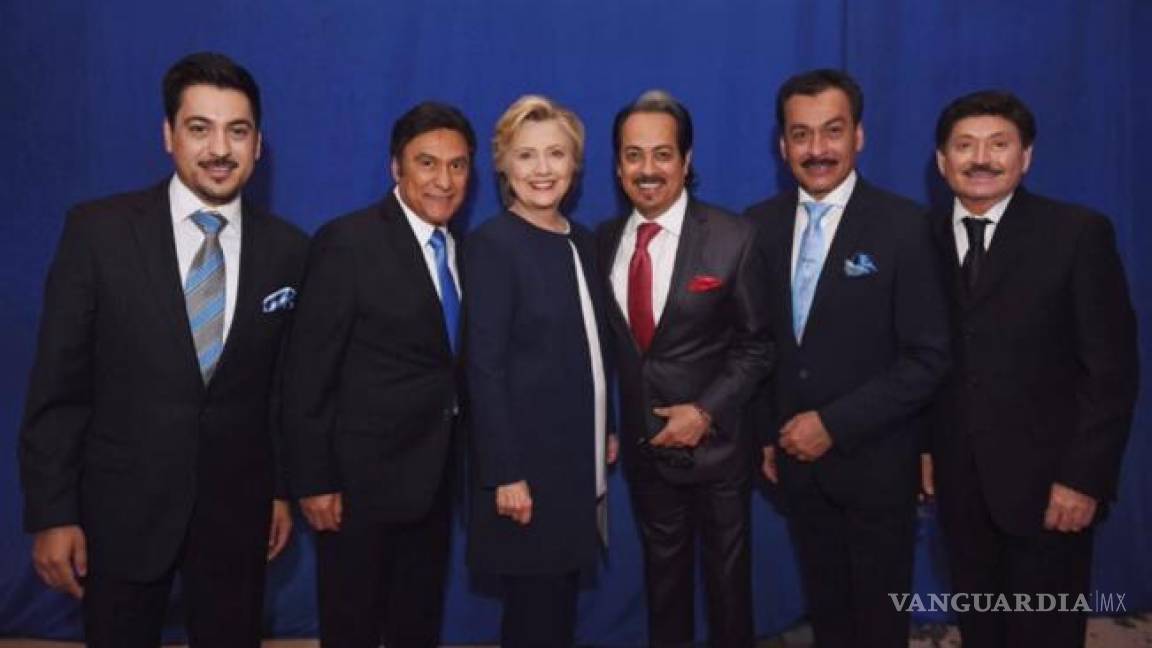 Tigres del norte se toman foto con Hillary