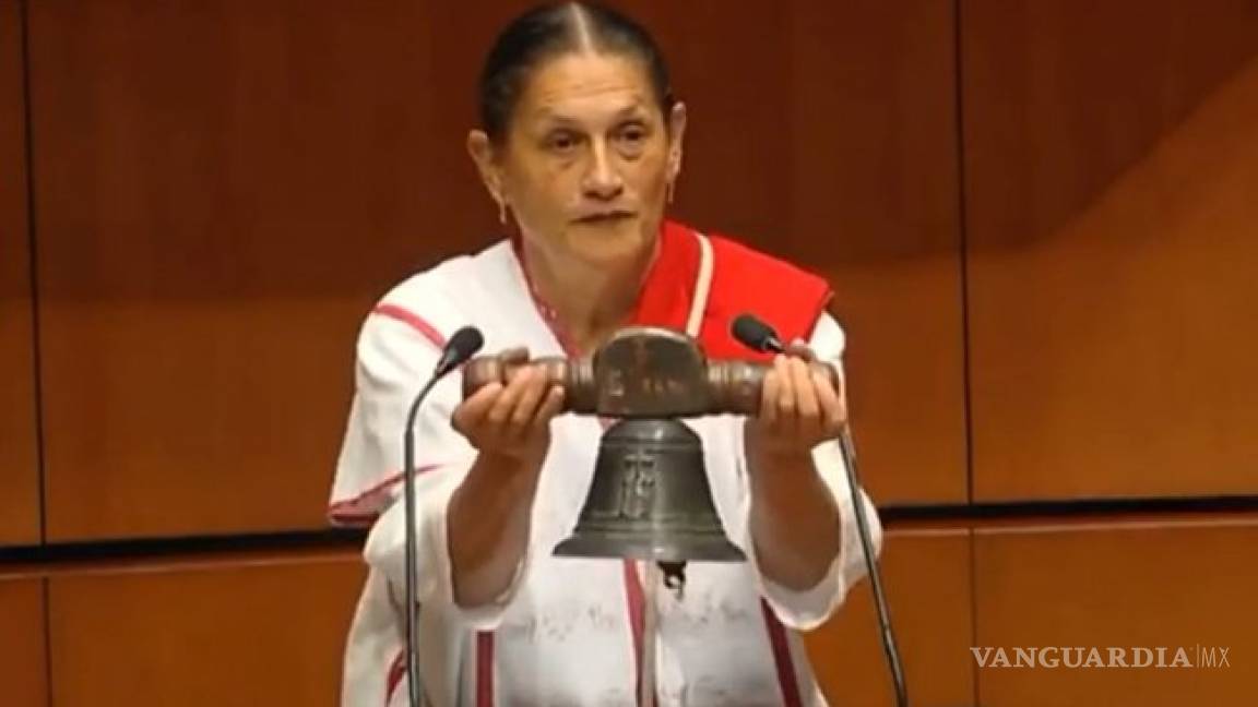 Jesusa Rodríguez protesta por proyecto de mina en Hidalgo con réplica de campana de Dolores