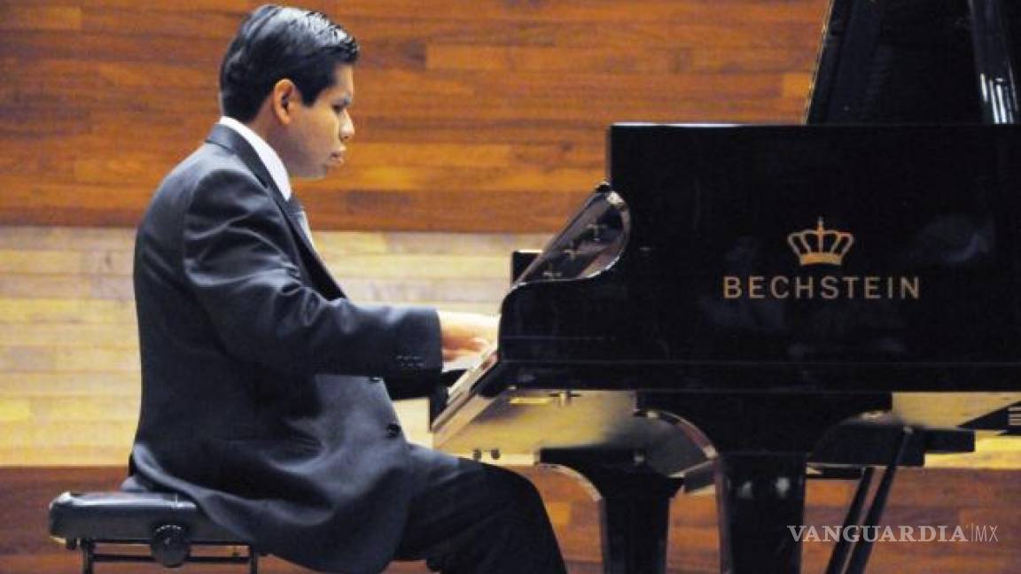 Pianista invidente se gradúa en la UNAM