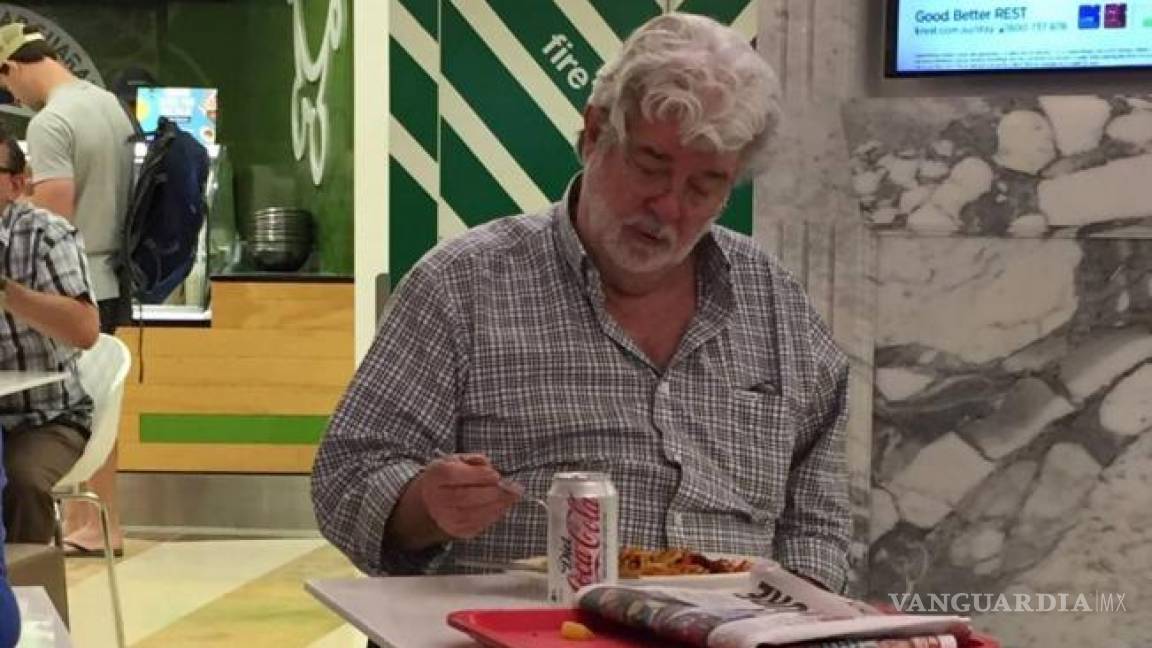Imagen de George Lucas comiendo solo se viraliza en redes sociales