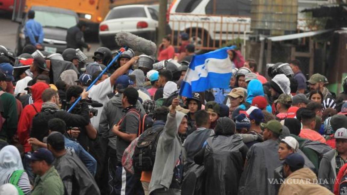 Caravana Migrante con 600 integrantes llega a México: autoridades les colocan brazaletes para facilitar trámites