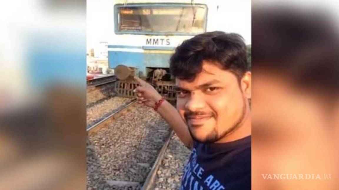 Joven es arrollado por un tren, al tratar de tomarse una selfie (video)