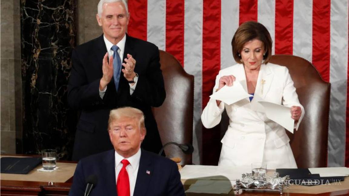 Donald Trump le niega el saludo a Nancy Pelosi... ¡y ella le rompe su discurso ante el Congreso! (video)