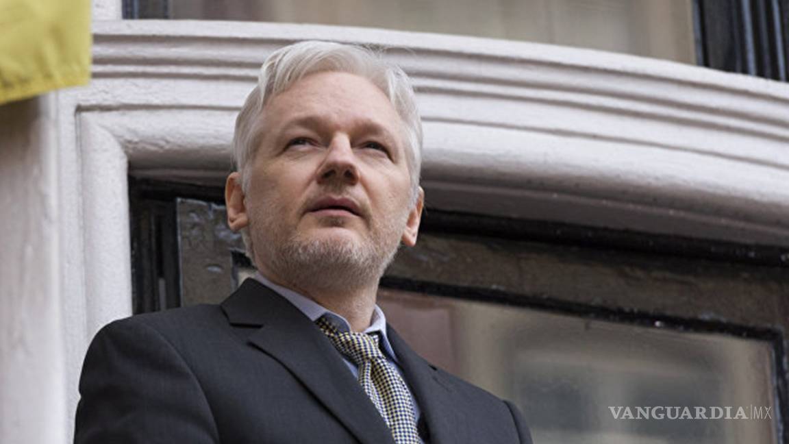 Julian Assange se entregará a Gran Bretaña si no lo extraditan a EU