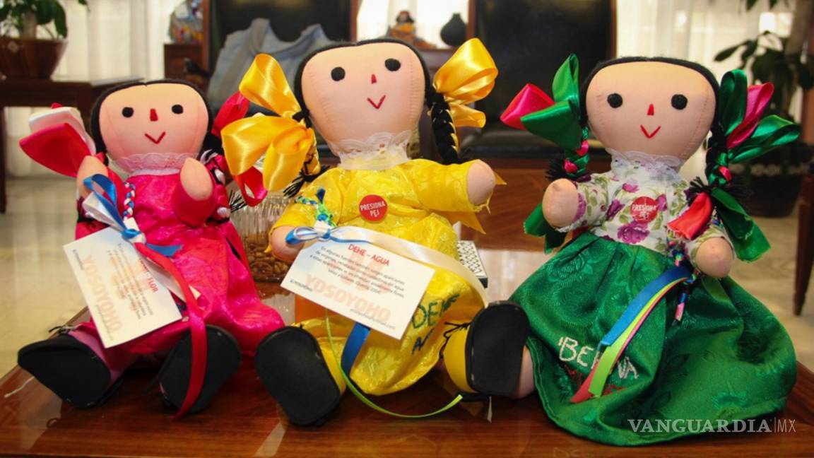 Mexicanos crean muñeca otomí que traduce frases al español