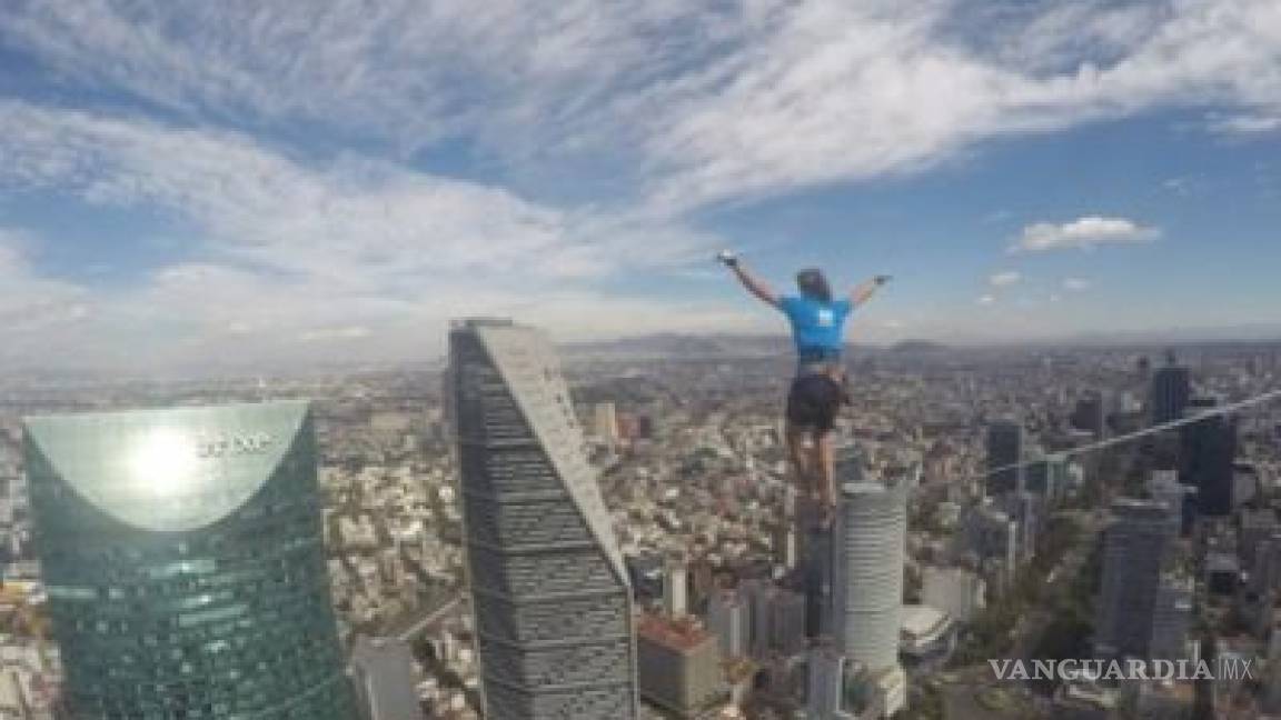 Alemán rompe récord al caminar 247 metros de altura en edificio de la CDMX